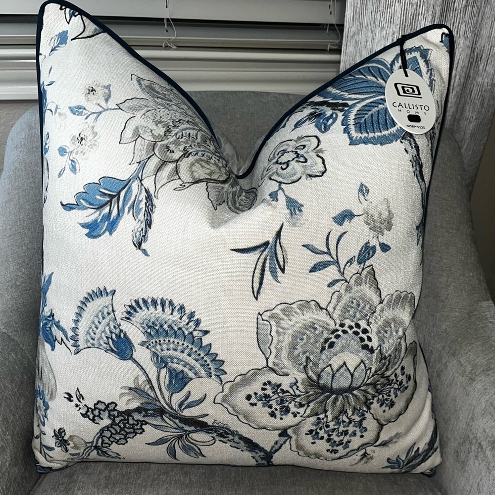1-NWT CALLISTO HOME FLORAL DESIGN GEO REVERSIBLE DECORATIVE PILLOW